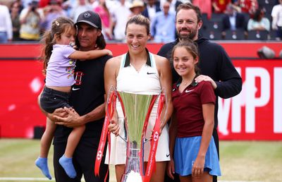 Are 37 de ani, două fetițe și este noua campioană de la Queen’s, cea mai vârstnică în circuitul WTA de la Serena Williams încoace!