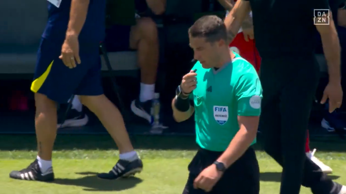 Istvan Kovacs, la microfon! Momentul serii pentru român la PSG - Atletico » A aplicat în premieră noua regulă din fotbal