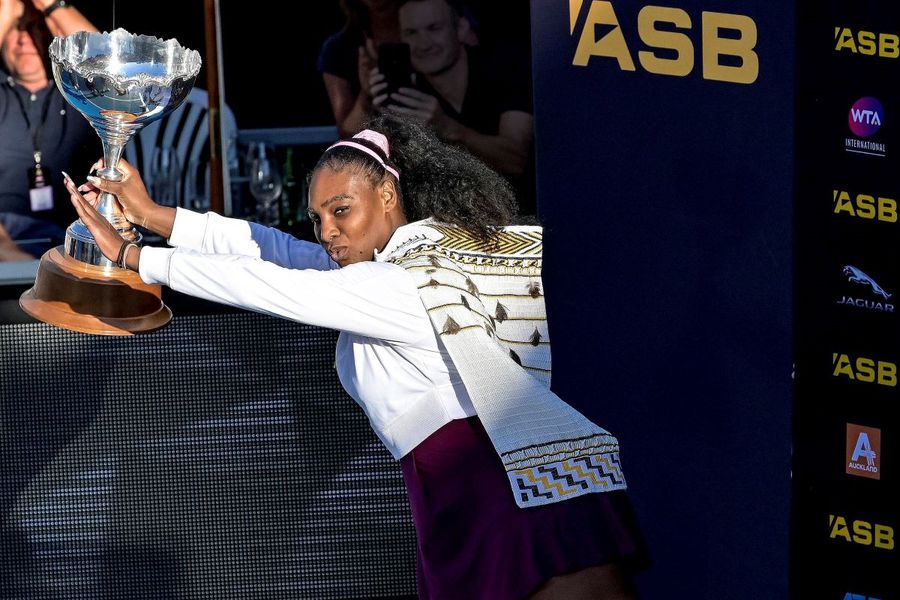 Serena Williams cu trofeul de la Auckland 2020 Foto: Imago Images Are 37 de ani, două fetițe și este noua campioană de la Queen’s, cea mai vârstnică în circuitul WTA de la Serena Williams încoace!