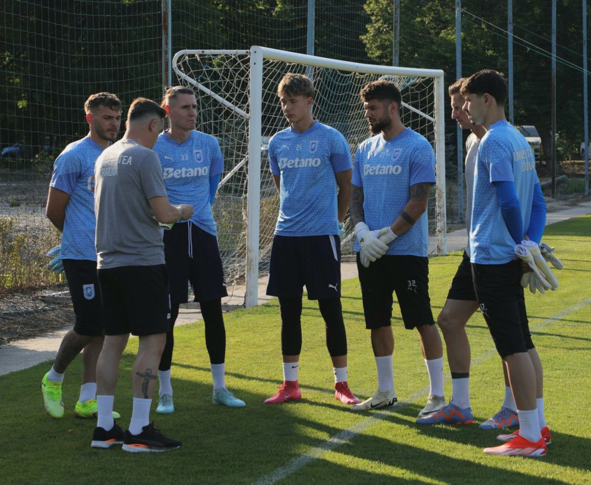 Universitatea Craiova s-a reunit duminică: 29 de fotbaliști prezenți, 5 noutăți în lotul lui Rădoi