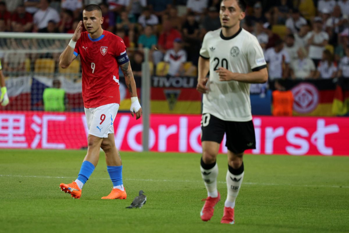 Scene inedite în meciul serii de la Europeanul U21 » Joc întrerupt dintr-un motiv neobișnuit: tot stadionul s-a ridicat și a aplaudat în picioare