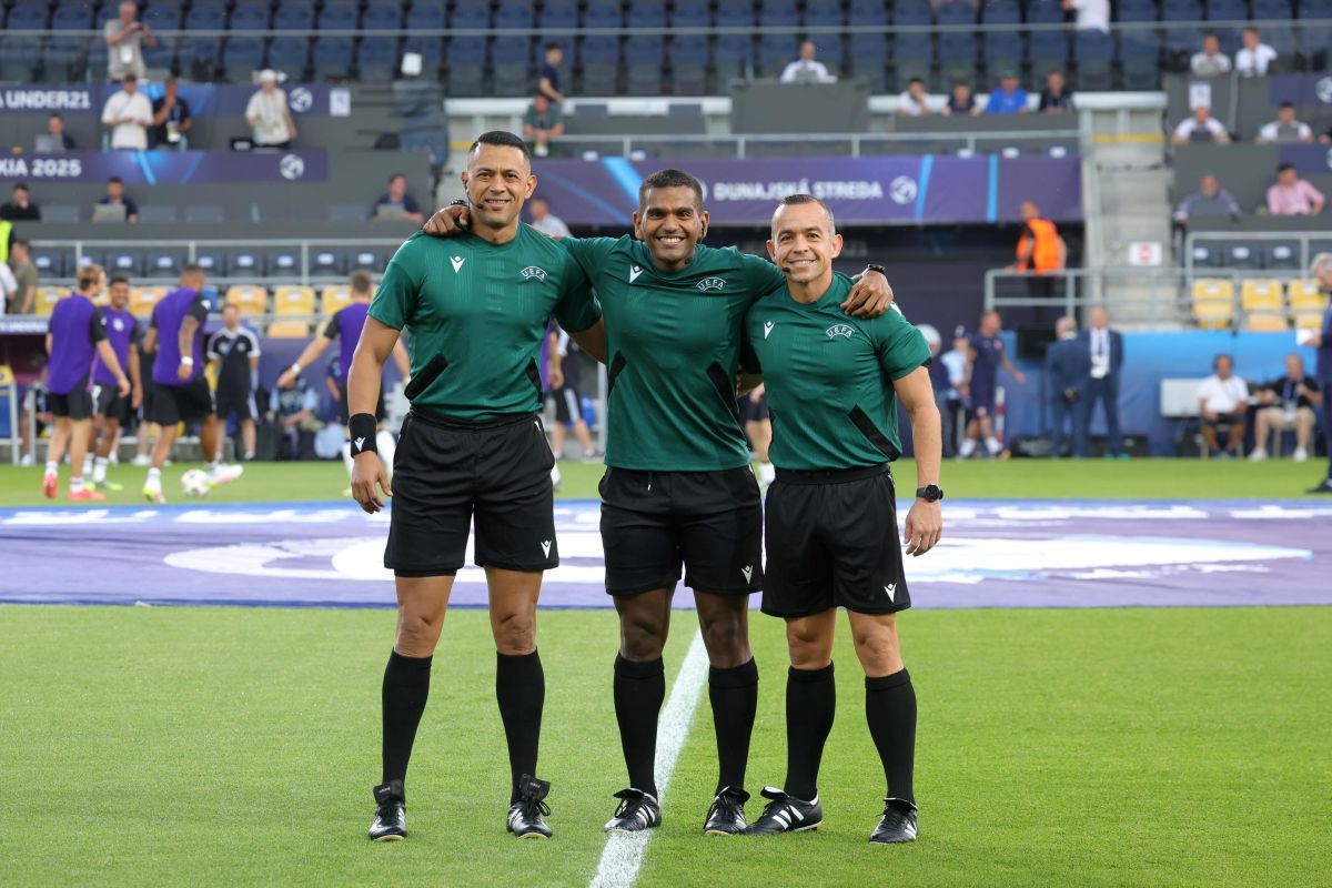 Moment nemaiîntâlnit! Ce i-a cerut arbitrul partidei Cehia U21 - Germania U21 fotoreporterului GSP