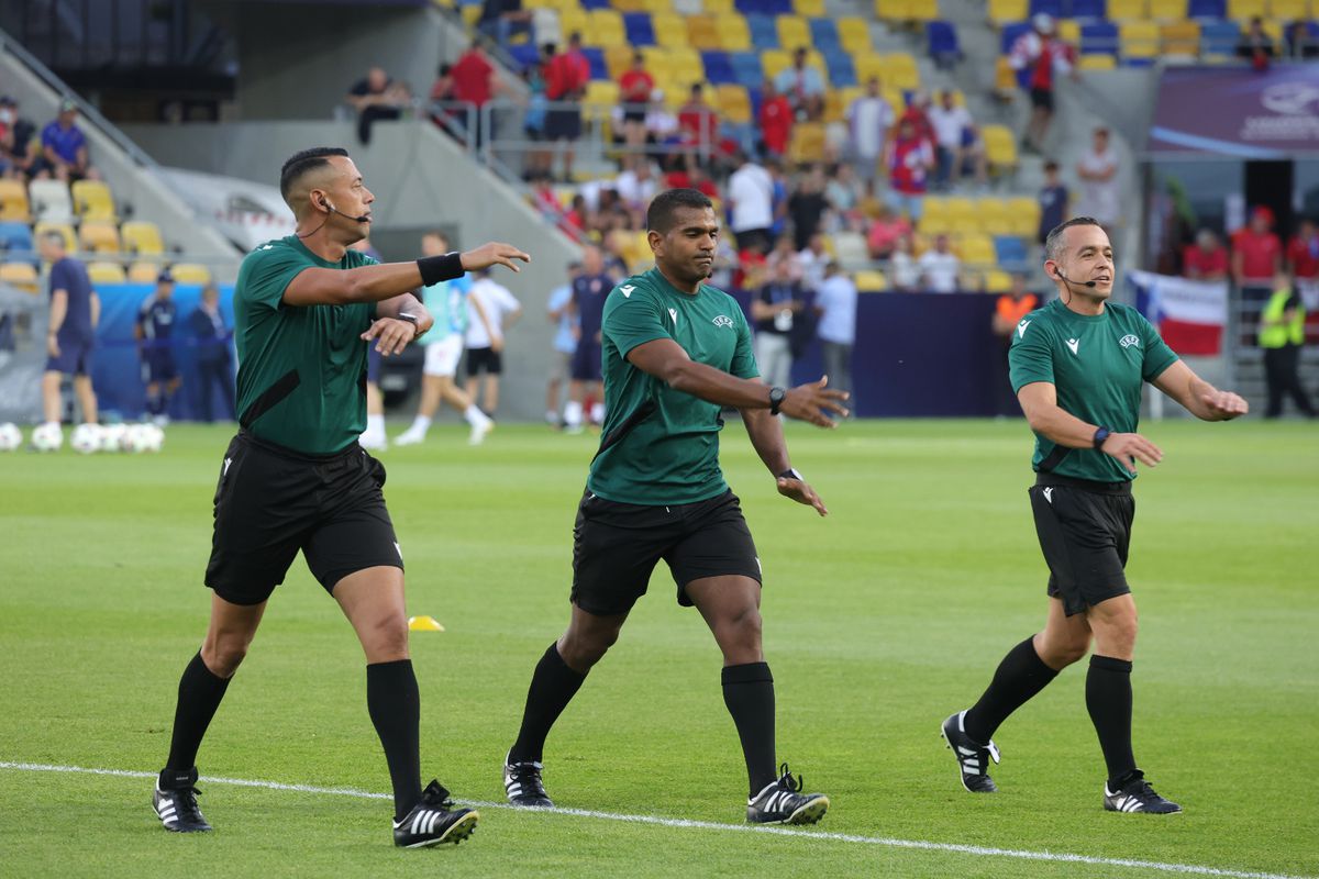 Moment nemaiîntâlnit! Ce i-a cerut arbitrul partidei Cehia U21 - Germania U21 fotoreporterului GSP