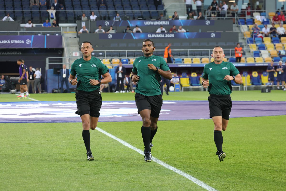 Moment nemaiîntâlnit! Ce i-a cerut arbitrul partidei Cehia U21 - Germania U21 fotoreporterului GSP