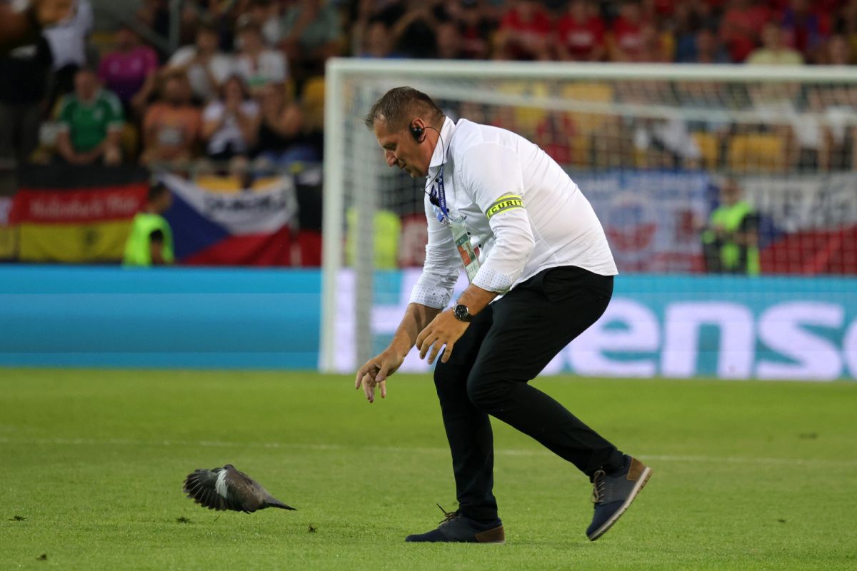 Scene inedite în meciul serii de la Europeanul U21 » Joc întrerupt dintr-un motiv neobișnuit: tot stadionul s-a ridicat și a aplaudat în picioare