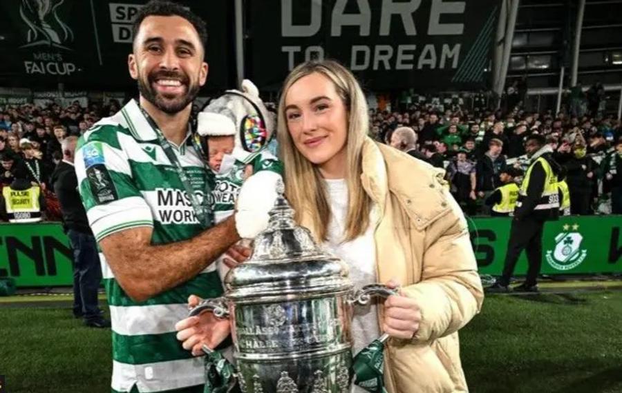 Robert Lopes, cu soția sa, Leah, și copilul lor, Diego, după ce Shamrock Rovers a învins Cork City și a câștigat Cupa FAI 2025 pe stadionul Aviva din Dublin De cine s-a împiedicat Spania » Angajat prin Linkedin de la ghișeul băncii! + A „rupt” Instagramul după miracolul de la Mondial