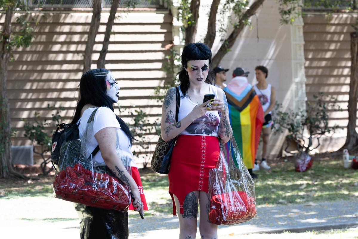 Cum arată cea mai veche paradă LGBTQ+ din lume: fără o Şoşoacă americană, dar cu oameni cai şi oameni televizoare, precum şi fani cu tricoul lui Messi