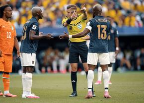 A aplicat noua regulă FIFA și i-a înfuriat la Mondial » Caicedo, „băgat în ceață” de arbitru