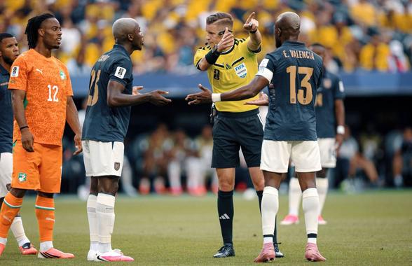 A aplicat noua regulă FIFA și i-a înfuriat la Mondial » Caicedo, „băgat în ceață” de arbitru