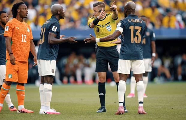 A aplicat noua regulă FIFA și i-a înfuriat la Mondial » Caicedo, „băgat în ceață” de arbitru