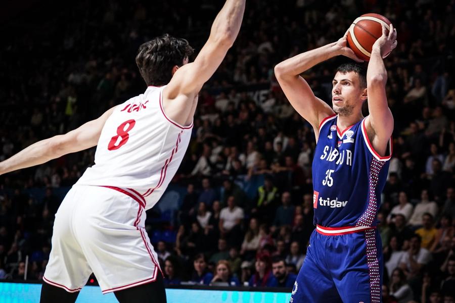 Dusan Beslac, în maioul naționalei Serbiei/Foto: fiba.basketball De pe malul Volgăi, pe malul Someșului! U-BT Cluj-Napoca a transferat un baschetbalist cu meciuri în naționala Serbiei