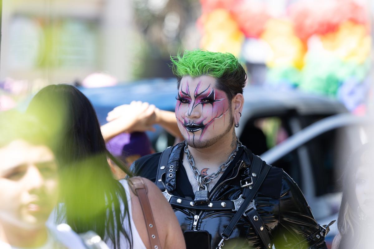 Cum arată cea mai veche paradă LGBTQ+ din lume: fără o Şoşoacă americană, dar cu oameni cai şi oameni televizoare, precum şi fani cu tricoul lui Messi