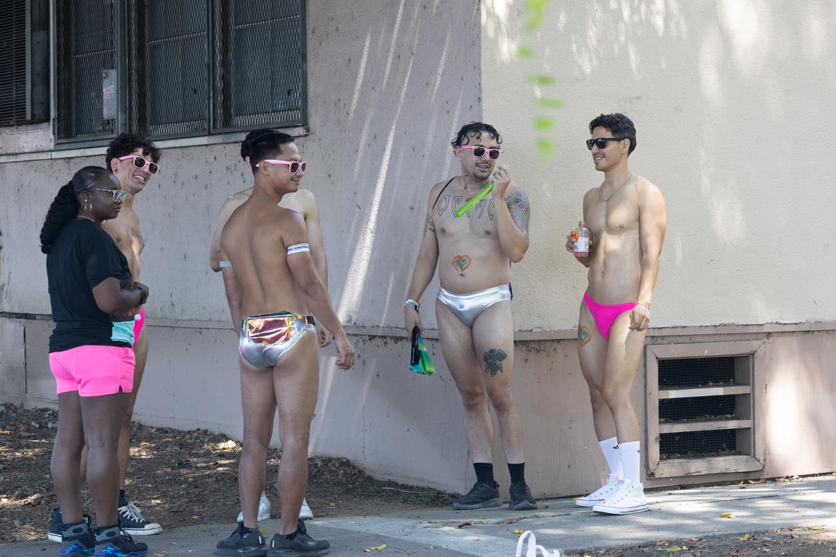 Cum arată cea mai veche paradă LGBTQ+ din lume: fără o Şoşoacă americană, dar cu oameni cai şi oameni televizoare, precum şi fani cu tricoul lui Messi