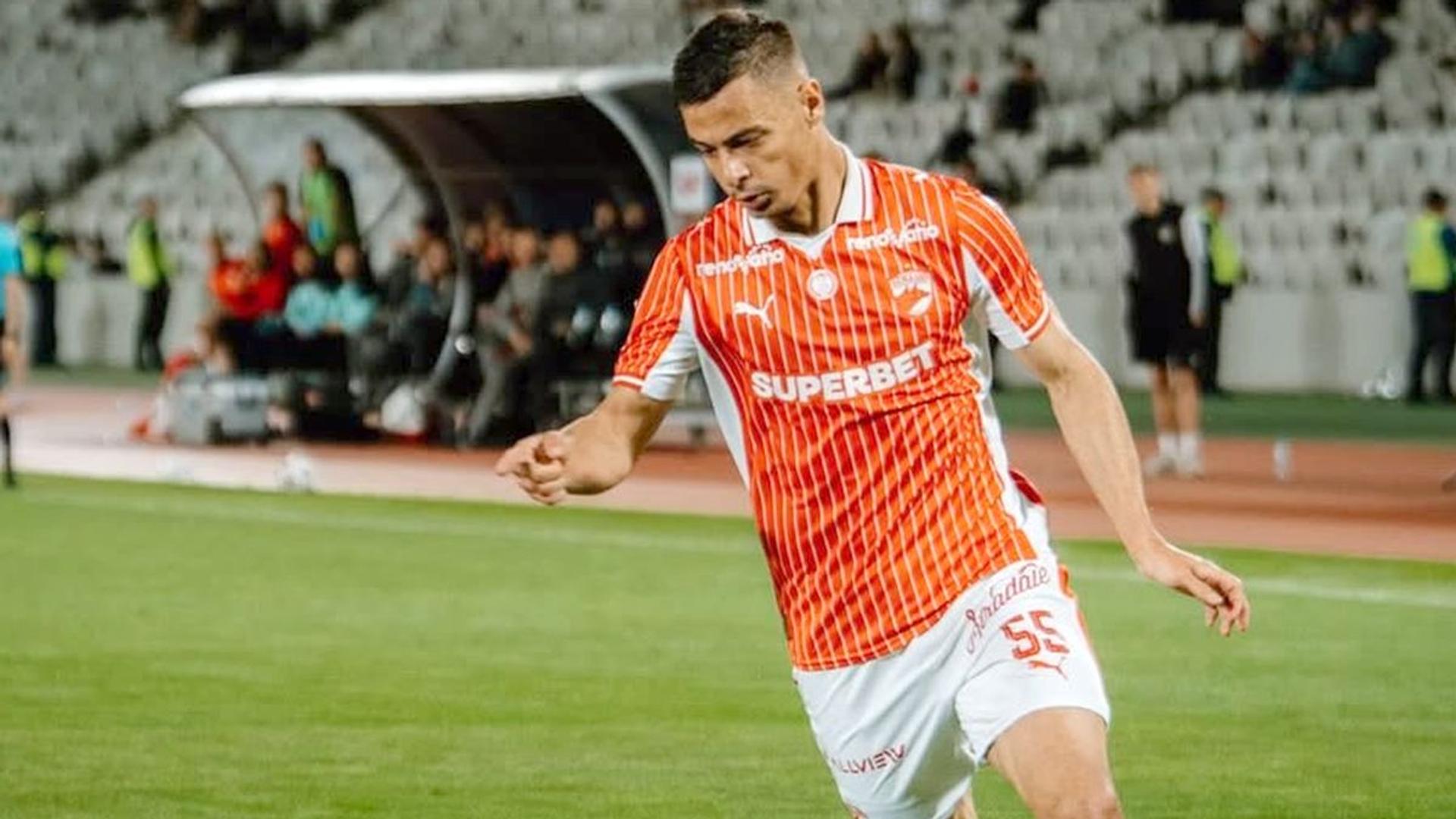 Valentin Țicu în echipamentul Farul Constanța, prezentat oficial după transfer, recuperat după accidentare ligament încrucișat. | sursa foto: Gazeta Sporturilor