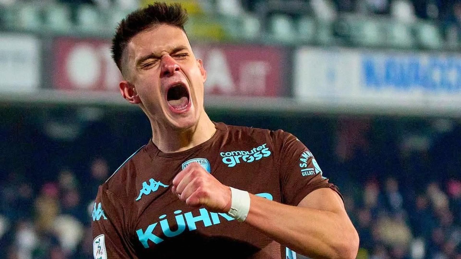 Rareș Ilie în tricoul Rapid, în timpul negocierilor pentru transferul la Nice, discutând viitorul carierei fotbalistice | sursa foto: Gazeta Sporturilor