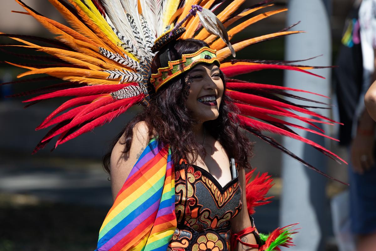 Cum arată cea mai veche paradă LGBTQ+ din lume: fără o Şoşoacă americană, dar cu oameni cai şi oameni televizoare, precum şi fani cu tricoul lui Messi