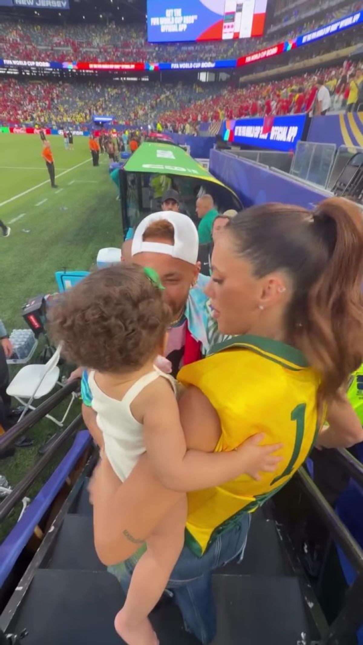 Iubita lui Neymar a arătat mai mult decât voia în timpul meciului Braziliei! Imaginea surprinsă în tribune