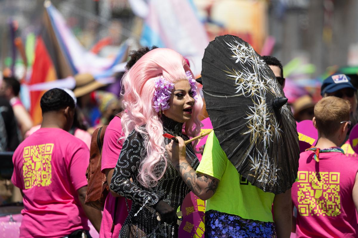 Cum arată cea mai veche paradă LGBTQ+ din lume: fără o Şoşoacă americană, dar cu oameni cai şi oameni televizoare, precum şi fani cu tricoul lui Messi