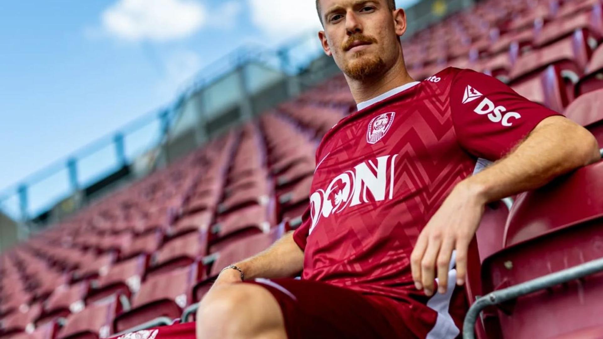 Yuval Sade în tricoul CFR Cluj, prezentat oficial ca mijlocaș defensiv în timpul conferinței de presă pentru transferul său. | sursa foto: Gazeta Sporturilor Yuval Sade în tricoul CFR Cluj, prezentat oficial ca mijlocaș defensiv în timpul conferinței de presă pentru transferul său. | sursa foto: Gazeta Sporturilor