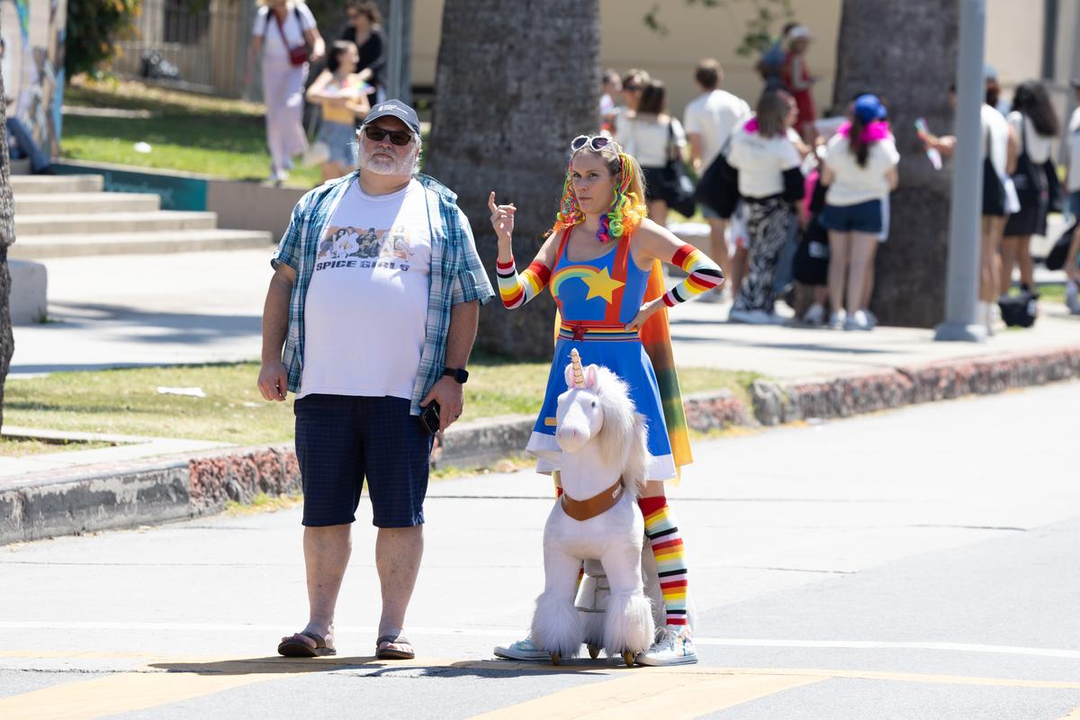 Cum arată cea mai veche paradă LGBTQ+ din lume: fără o Şoşoacă americană, dar cu oameni cai şi oameni televizoare, precum şi fani cu tricoul lui Messi