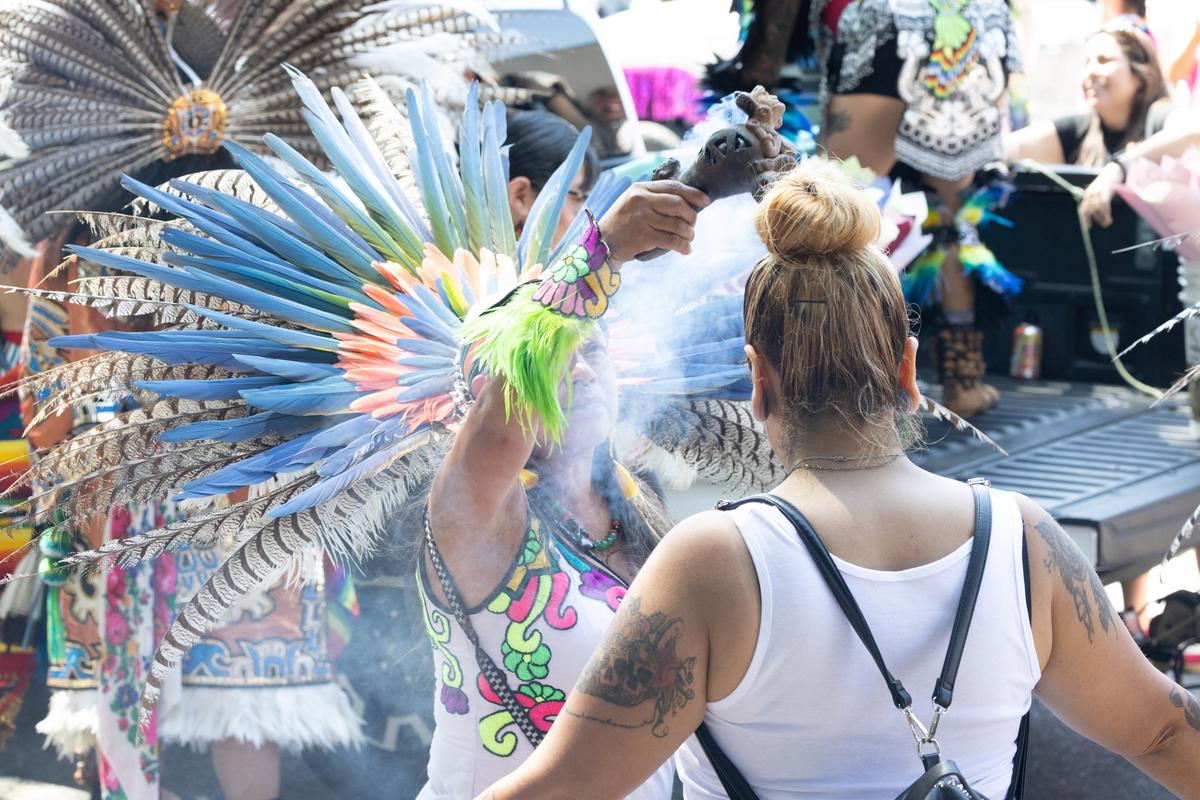 Cum arată cea mai veche paradă LGBTQ+ din lume: fără o Şoşoacă americană, dar cu oameni cai şi oameni televizoare, precum şi fani cu tricoul lui Messi