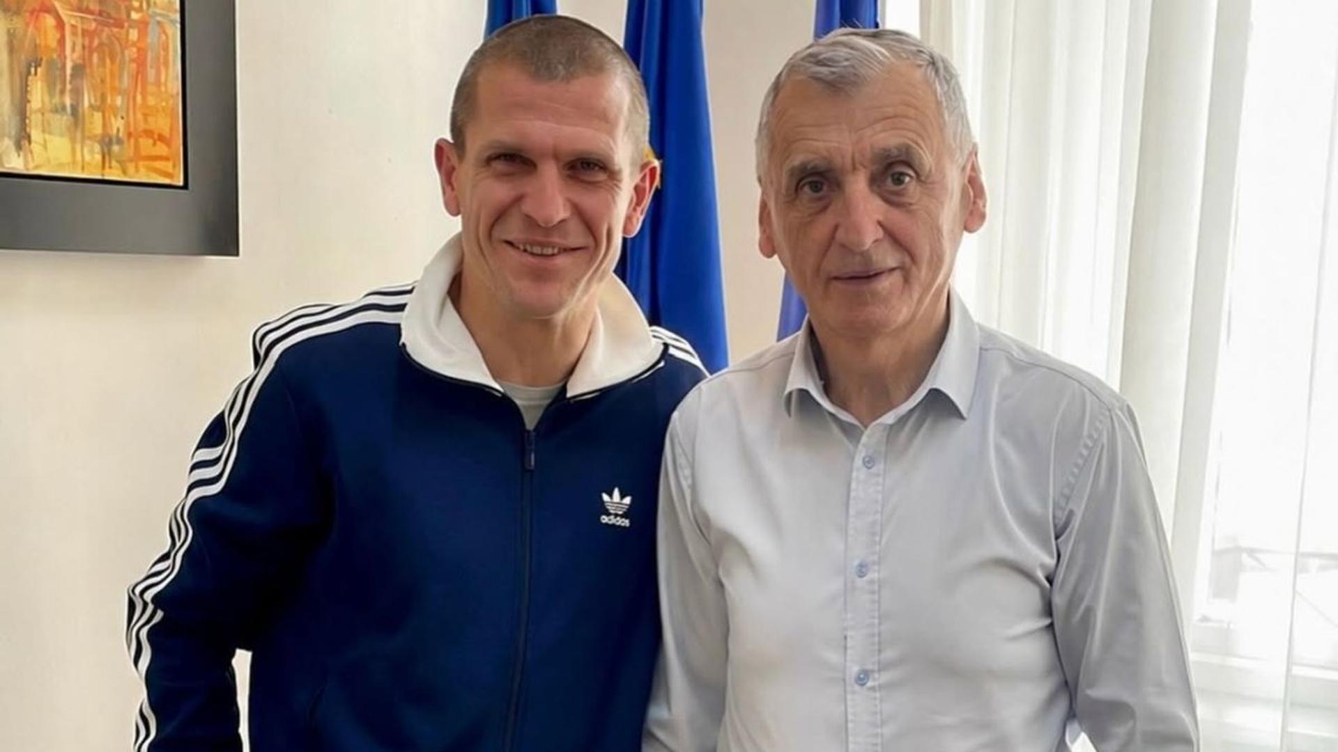 Alexandru Bourceanu antrenor în timpul unui antrenament al echipei FC Unirea Dej, pregătind promovarea în Liga 3 după retrogradare în Liga 4 | sursa foto: Gazeta Sporturilor