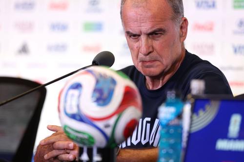 Marcelo Bielsa, selecționerul Uruguay-ului, n-a fost prea bine dispus la conferința de presă dinaintea meciului cu saudiții / Foto: Imago