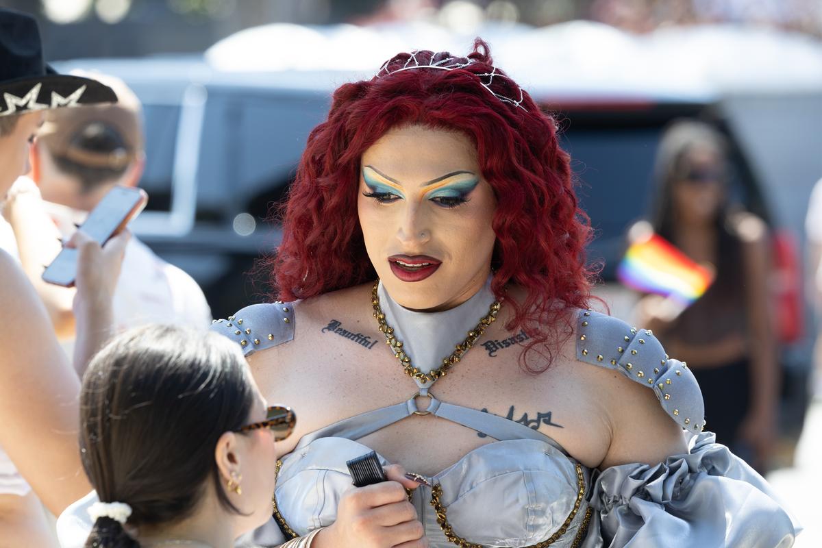 Cum arată cea mai veche paradă LGBTQ+ din lume: fără o Şoşoacă americană, dar cu oameni cai şi oameni televizoare, precum şi fani cu tricoul lui Messi