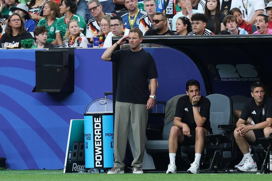 Așa a fost îmbrăcat Julian Nagelsmann în repriza secundă / Foto: Imago Julian Nagelsmann, trei ținute diferite în meciul contra lui Curacao