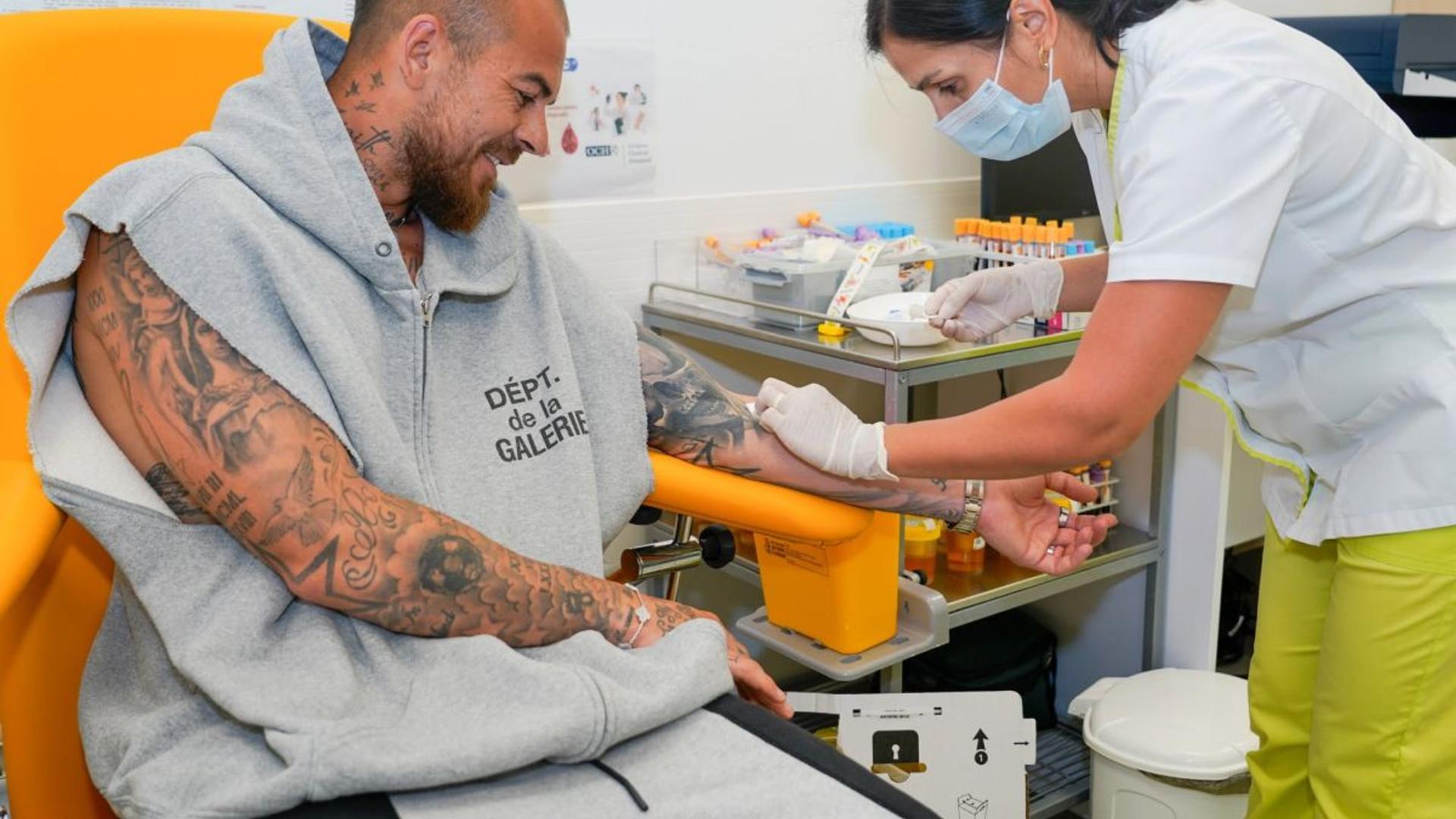 Eddy Sylvestre în tricoul Farul Constanța alături de Denis Alibec în timpul prezentării oficiale a transferului Farul pentru noul sezon | sursa foto: Gazeta Sporturilor
