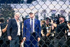 Donald Trump în cușcă, Nero la Colosseum