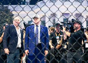 Donald Trump în cușcă, Nero la Colosseum