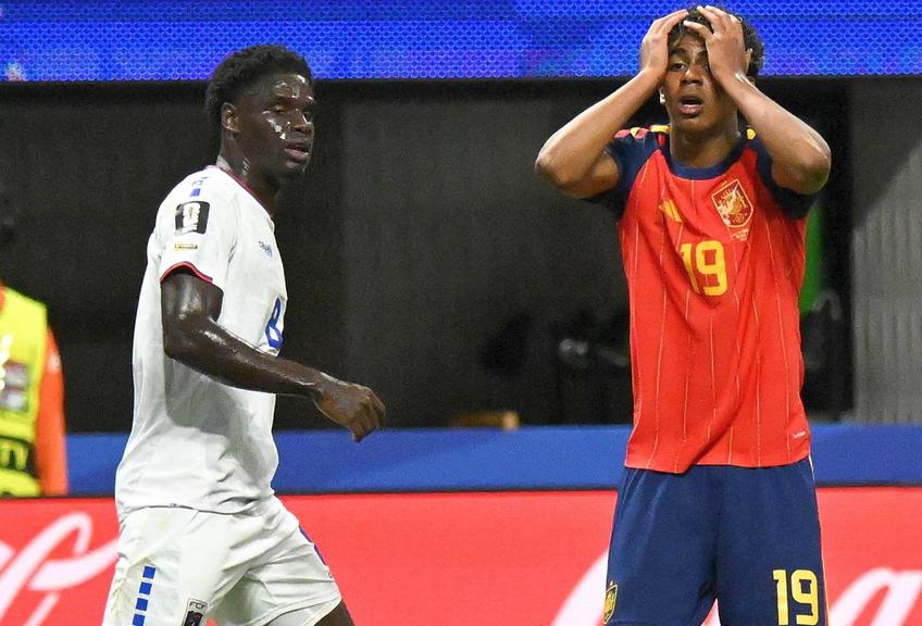 Lamine Yamal și-a pus mâinile în cap. N-a putut trece de Joao Paulo / Sursă foto: Imago Images