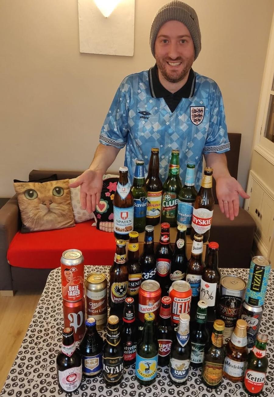 Gus Hully își prezintă colecția pentru World Cup 2026 Cheers, Gus! 48 de beri din țările Mondialului, bea câte una în cinstea echipelor eliminate: „A fost un chin să dau peste o bere de aici”