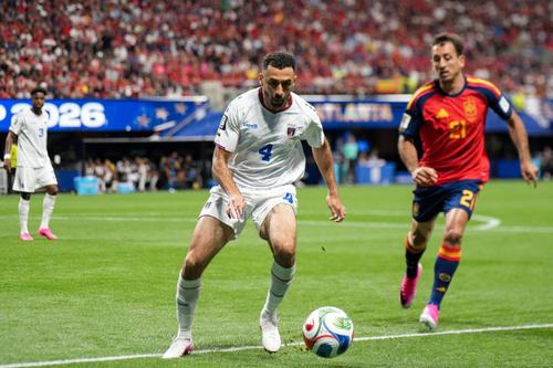 Robert Lopes, în duel cu golgheterul invizibil al Spaniei, Mikel Oyarzabal, în remiza șocantă dintre Spania și Capul Verde / Foto: Imago
