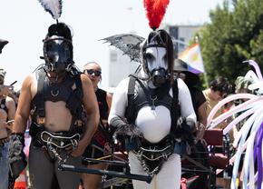 Cum arată cea mai veche paradă LGBTQ+ din lume: fără o Şoşoacă americană, dar cu oameni cai şi oameni televizoare, precum şi fani cu tricoul lui Messi