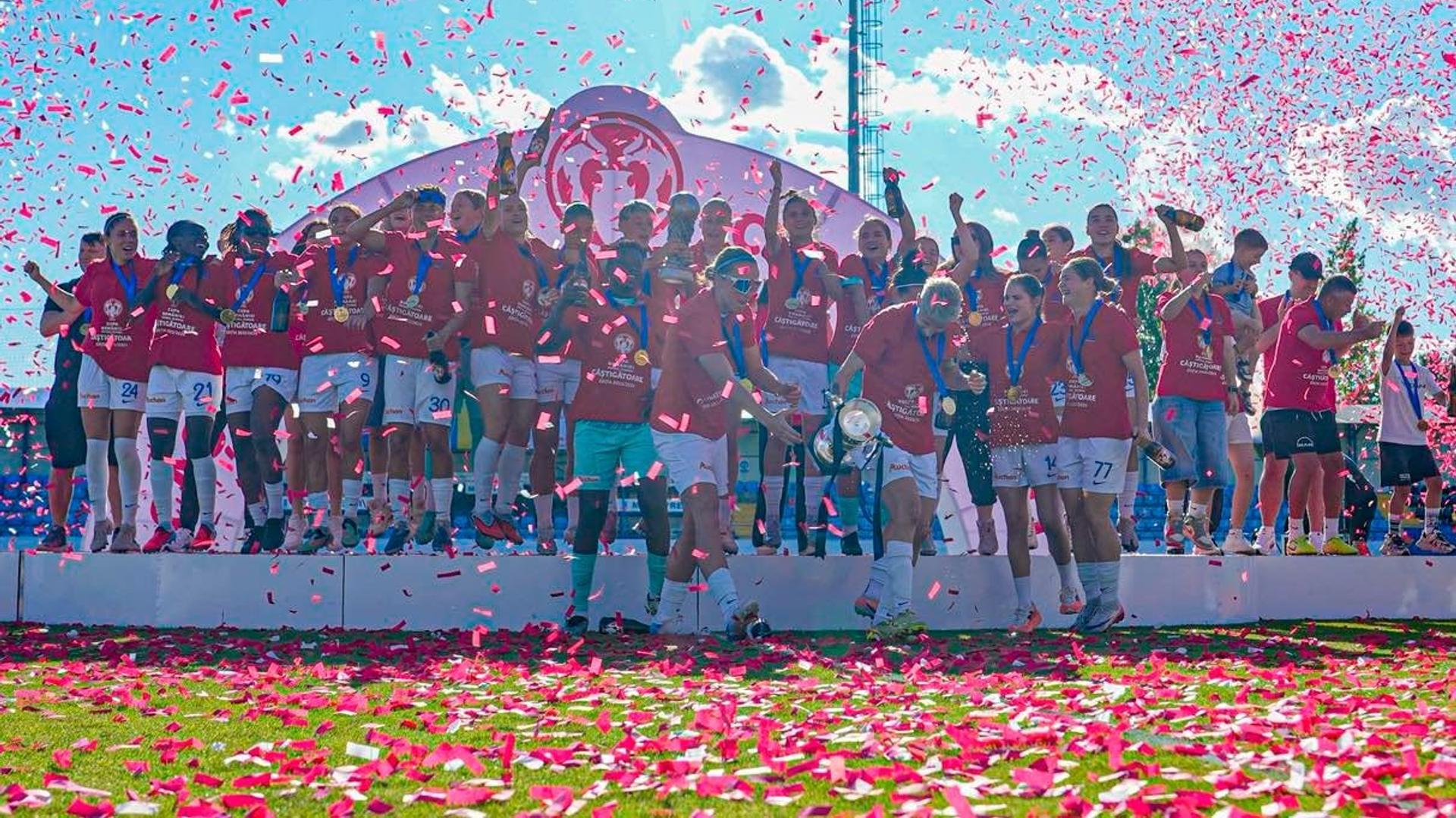 Jucătoare Farul Constanța sărbătorind victoria în finala fotbal feminin Cupa României, realizând event fotbal feminin sezon 2024 | sursa foto: Gazeta Sporturilor Jucătoare Farul Constanța sărbătorind victoria în finala fotbal feminin Cupa României, realizând event fotbal feminin sezon 2024 | sursa foto: Gazeta Sporturilor