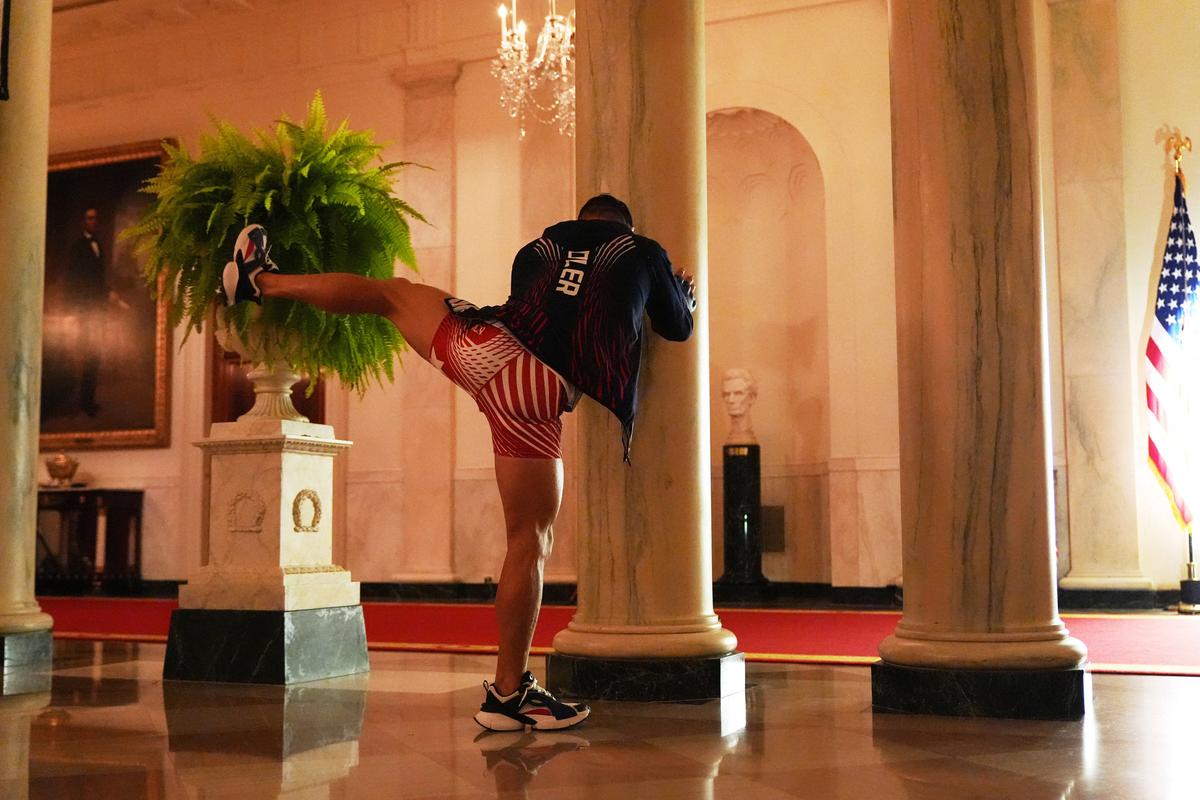 Donald Trump a intrat în cușcă » Imagini suprarealiste de la Casa Albă, la UFC 250