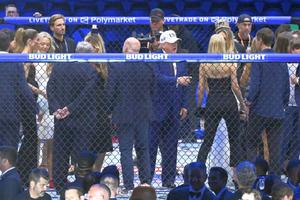 Donald Trump a intrat în cușcă » Imagini suprarealiste de la Casa Albă, la UFC 250