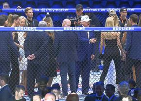 Donald Trump a intrat în cușcă » Imagini suprarealiste de la Casa Albă, la UFC 250