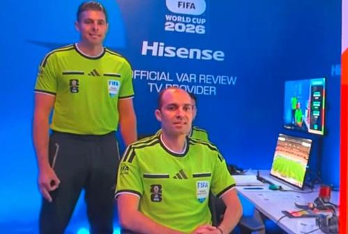 Arbitrul australian Shaun Evans este acuzat că a făcut un gest cu mână asociat cu „puterea albă”