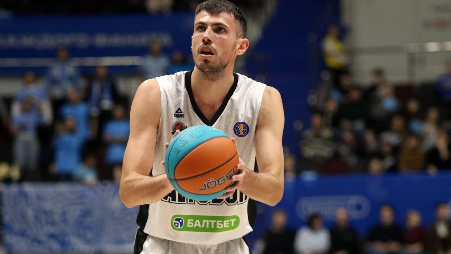 Dusan Beslac în tricoul U-BT Cluj-Napoca, pregătindu-se pentru meci, evidențiind experiența din Liga Serbiei și rolul său defensiv. | sursa foto: Gazeta Sporturilor