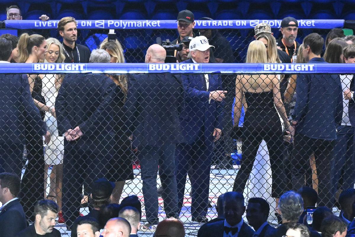 Donald Trump a intrat în cușcă » Imagini suprarealiste de la Casa Albă, la UFC 250