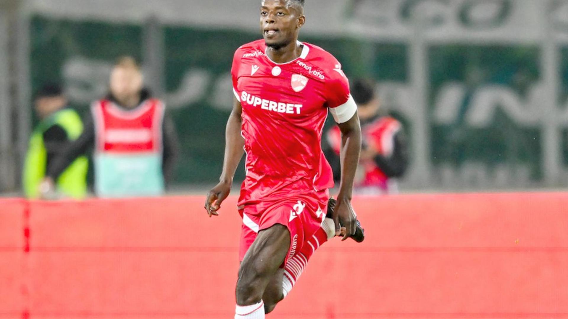 Eddy Gnahore în tricoul lui Dinamo pe teren, în timpul unui meci sub conducerea antrenorului Nuno Campos | sursa foto: Gazeta Sporturilor