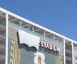 Au transformat restricția FIFA într-o idee genială de marketing! Ce reprezintă cearșaful alb de lângă tabela arenei din Santa Clara