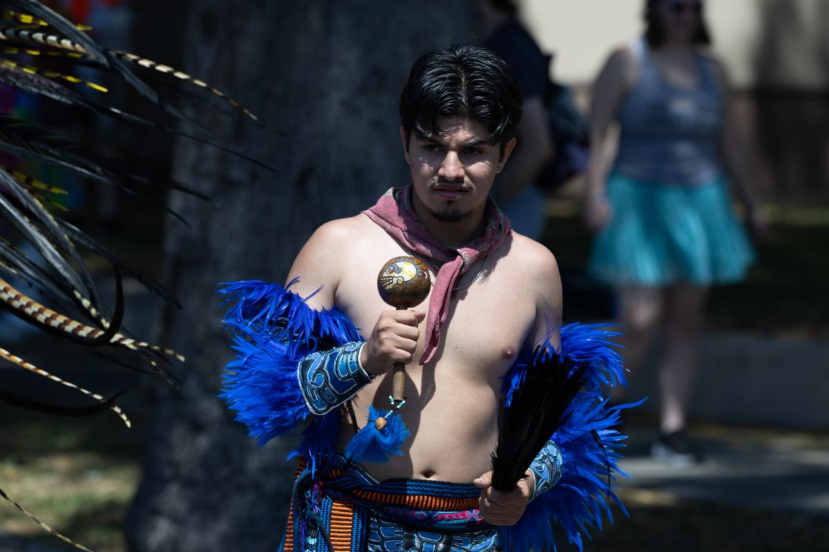 Cum arată cea mai veche paradă LGBTQ+ din lume: fără o Şoşoacă americană, dar cu oameni cai şi oameni televizoare, precum şi fani cu tricoul lui Messi
