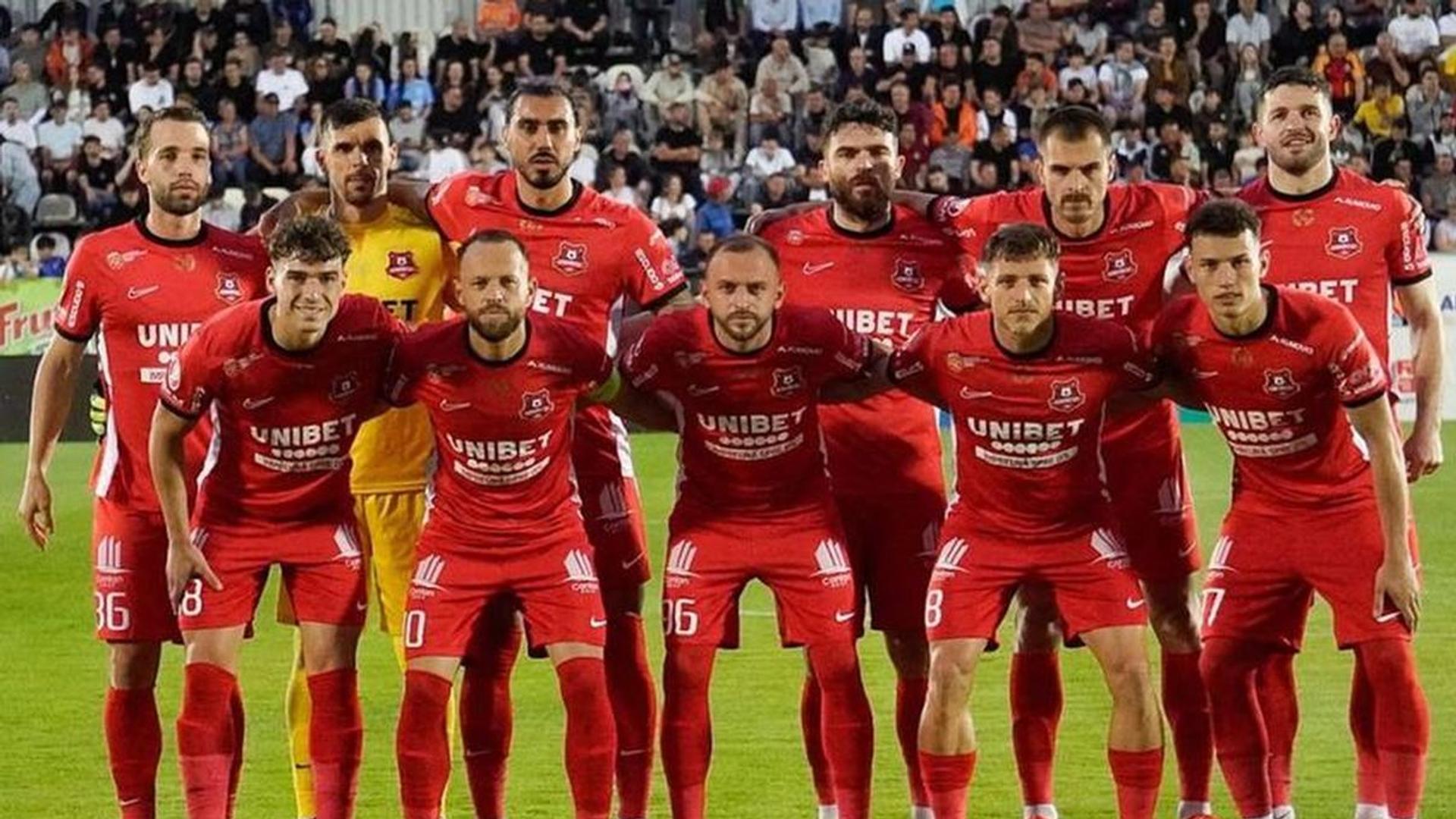 Jucători plecați de la Hermannstadt după retrogradarea din Superliga, în fața stadionului cu echipamentul de antrenament al clubului. | sursa foto: Gazeta Sporturilor
