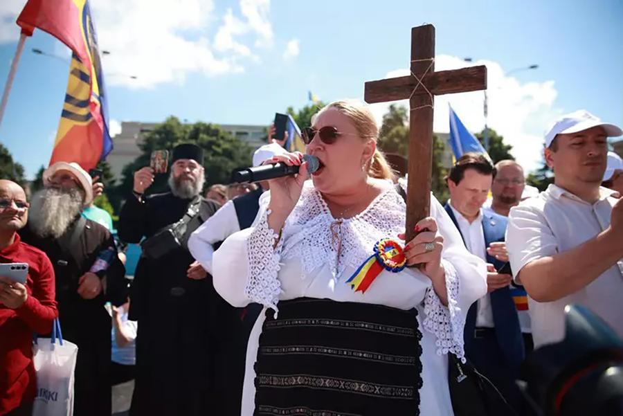 Diana Șoșoacă, la Marșul pentru normalitate Cum arată cea mai veche paradă LGBTQ+ din lume: fără o Şoşoacă americană, dar cu oameni cai şi oameni televizoare, precum şi fani cu tricoul lui Messi