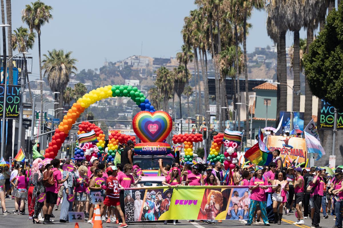Cum arată cea mai veche paradă LGBTQ+ din lume: fără o Şoşoacă americană, dar cu oameni cai şi oameni televizoare, precum şi fani cu tricoul lui Messi