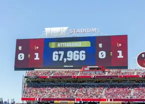 Au transformat restricția FIFA într-o idee genială de marketing! Ce reprezintă cearșaful alb de lângă tabela arenei din Santa Clara